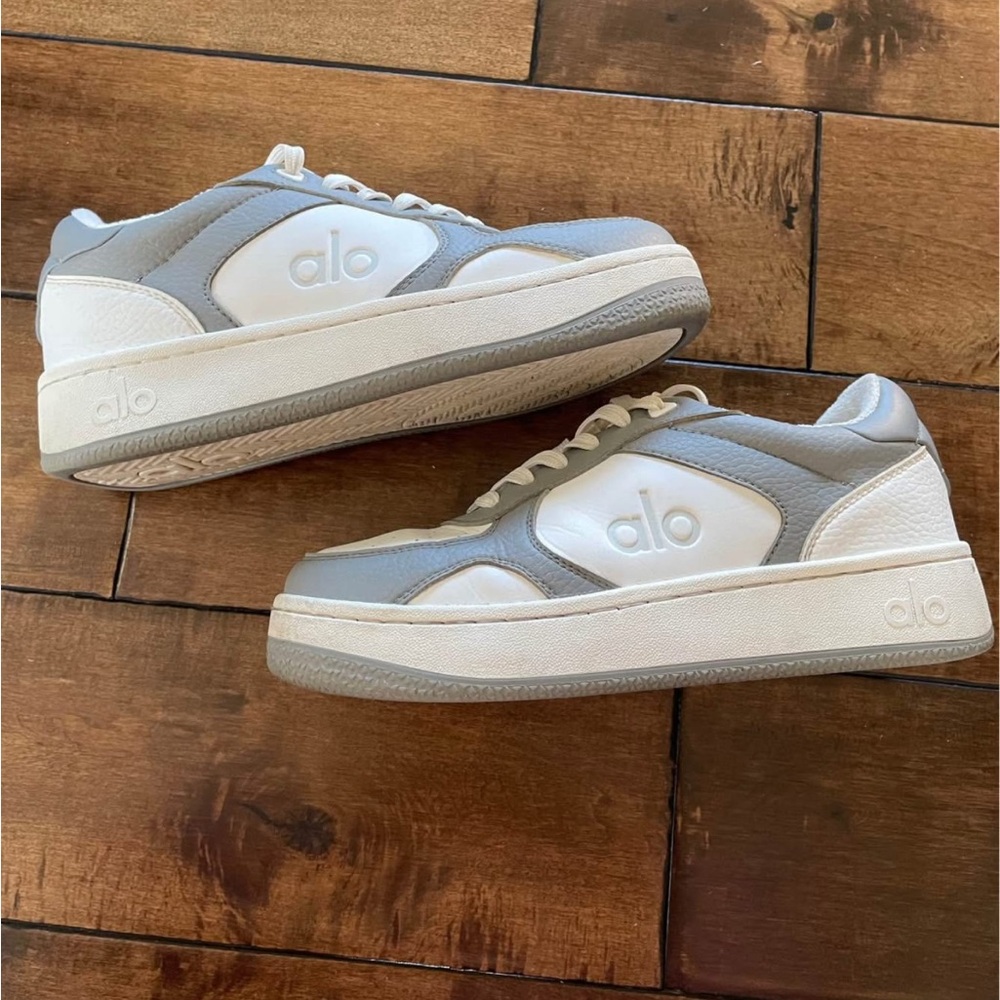 ALO Yoga Women's Gray and White Sneakers
